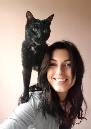 Mandy van der Leede met kat